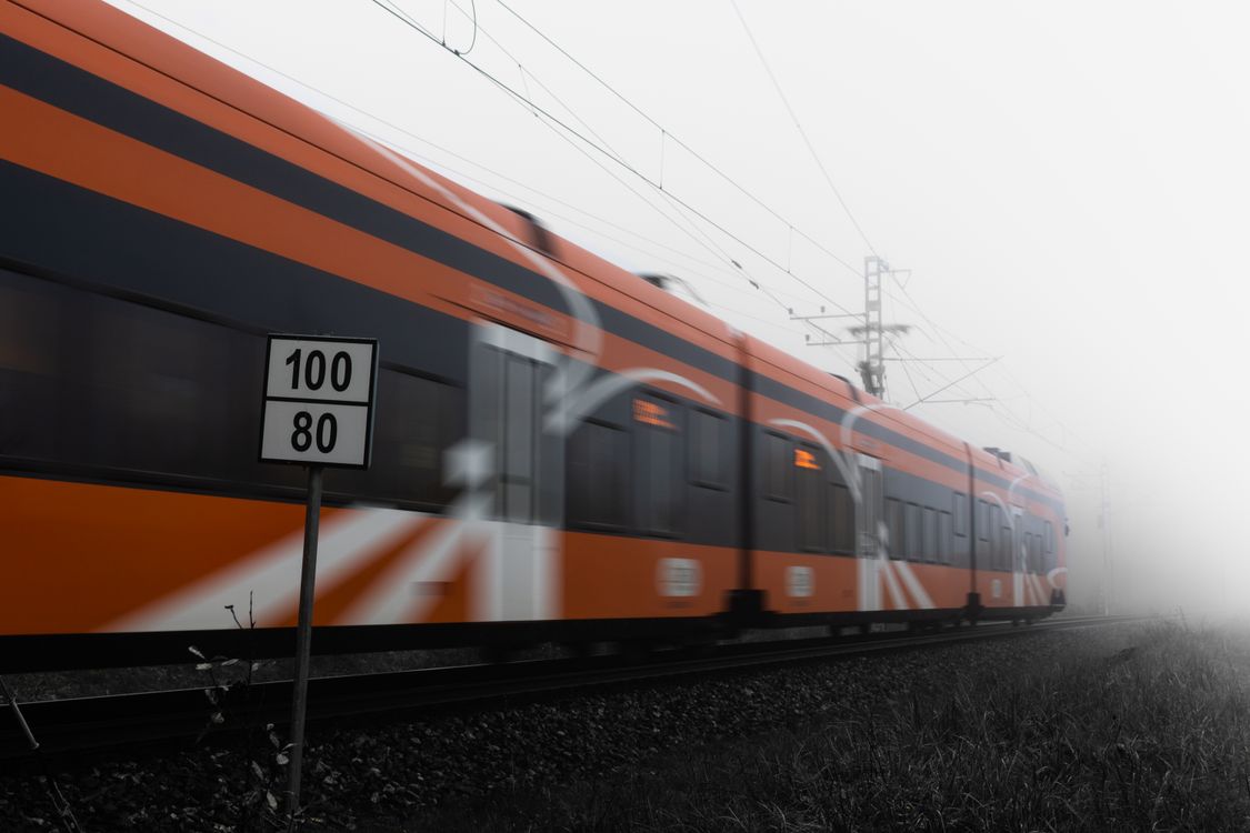 KTX 입석 꿀팁 3가지 4 KTX 입석 꿀팁 — 안개 속을 주행하는 열차